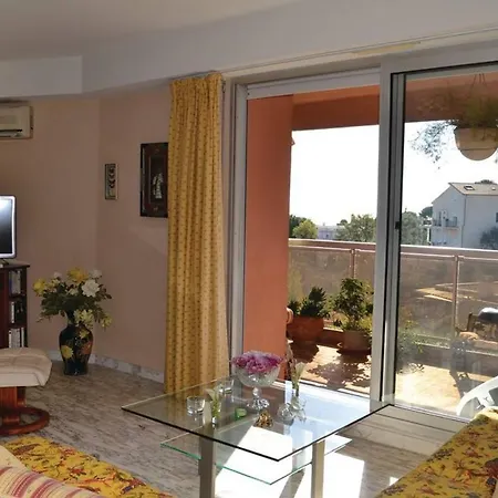 Azurelle Apartment *